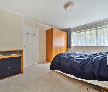 4 bedroom end of terrace house to rent - Photo 2