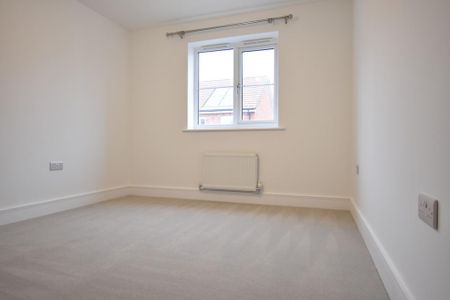 4 bedroom semi-detached house to rent - Photo 4