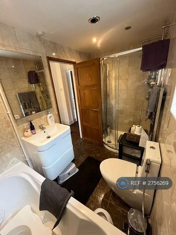 4 bedroom semi-detached house to rent - Photo 5