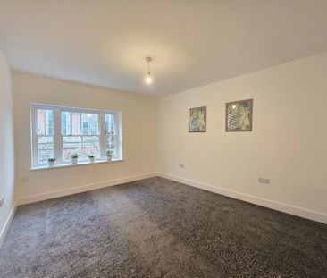 Two bed Top-floor Apartment - Photo 3