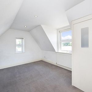 2 bedroom flat in Kingston upon Thames - Photo 2