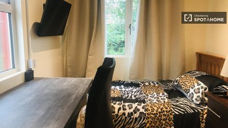 Great room in 3-bedroom apartment in Cabra, Dublin - Photo 3