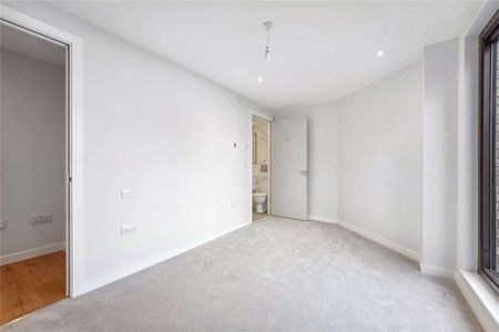 A lovely and bright two bedroom apartment on Battersea High Street. - Photo 3