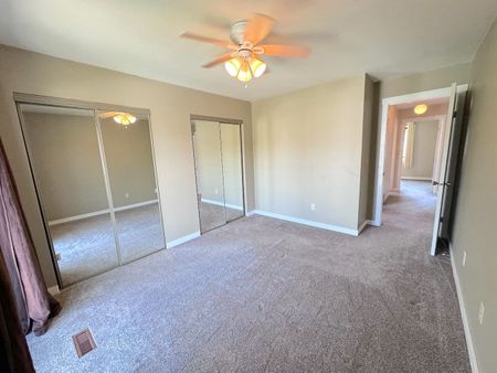 Dec.1st: Central – 3 bed, 2 bath main top floor suite - Photo 2