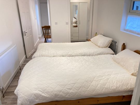 Room in a Shared House, Very Near Western Gardens Area, W5 - Photo 1