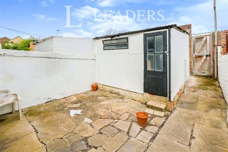 4 bedroom house to rent Percy Road, Southsea, PO4 - Photo 2