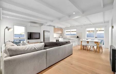 3 LARGE BEDROOMS PLUS PARENTS RETREAT - Photo 2