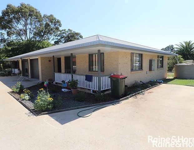 Tidy Unit Close to Town - Photo 1
