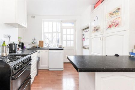 3 bedroom flat to rent - Photo 4