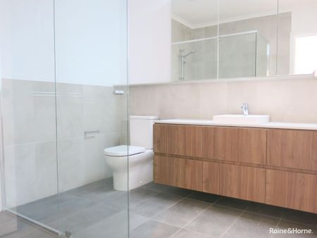 "MODERN 3 BEDROOM TOWNHOUSE" - Photo 4