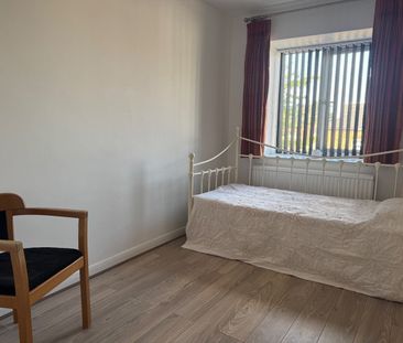 2 Bed Flat, Oaks Lane, IG2 - Photo 3