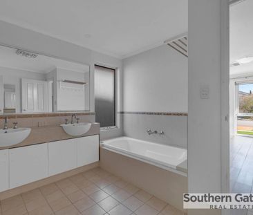 Spacious Family Home - Photo 4