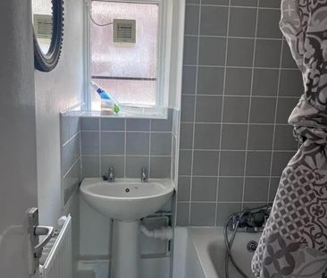 Room in a Shared Flat, London, SW4 - Photo 1