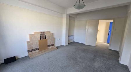 SMARTLY PRESENTED ART DECO APARTMENT - Photo 4