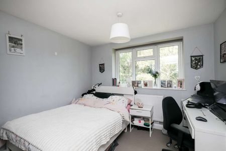 Second floor apartment with private garden near to East Putney station - Photo 4
