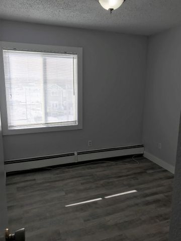 Ambassador – 2 Bedroom + Den - Photo 3