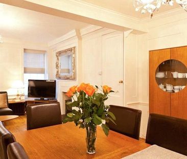 3 bedroom flat in Soho - Photo 2