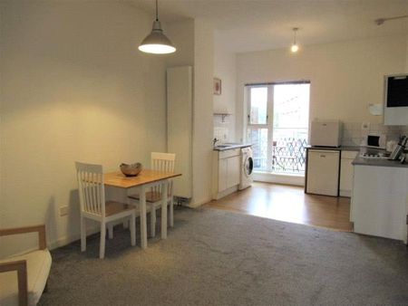 2 bedroom flat to rent - Photo 2