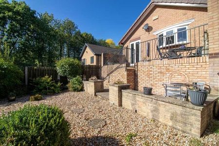 Cleeve Hill Gardens, Waterthorpe, S20 - Photo 2