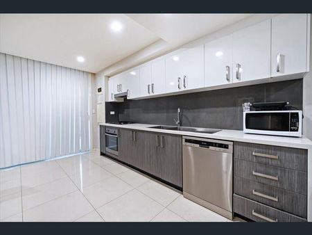 "Modern two bedroom apartment in well maintained complex" - Photo 3