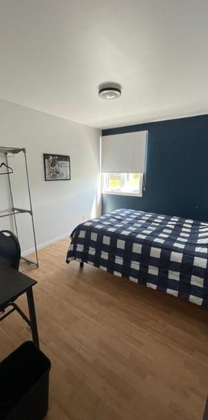 Chambre meublée tout Inclus avec Wi-Fi, stationnement, buanderie gratuite - location au mois avec bail / Libre immédiatement - Photo 1