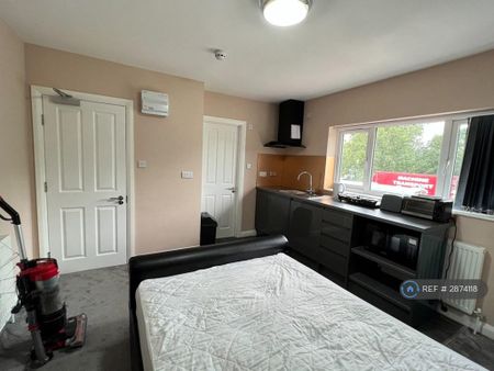 6 bedroom detached house to rent - Photo 2