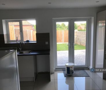 3 bedroom end of terrace house to rent - Photo 1