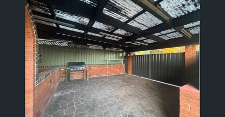 Renovated Studio with Spacious Courtyard - Photo 2