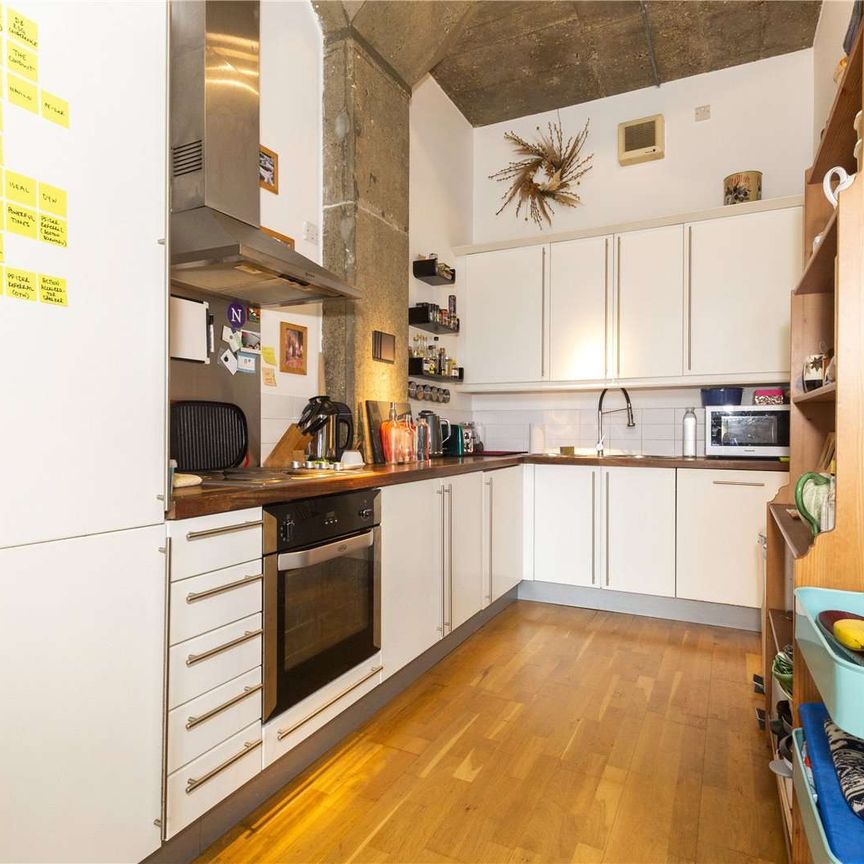 A loft apartment with private terrace forming part of a former print works on the banks of the Wenlock Basin, Regent's Canal. - Photo 1