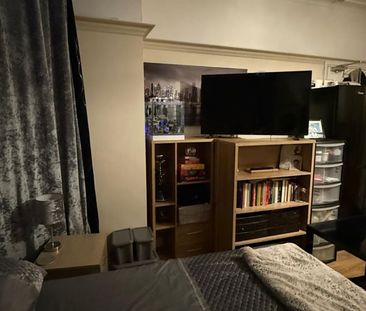 Studio Flat, Berkshire Gardens, N13 - Photo 2