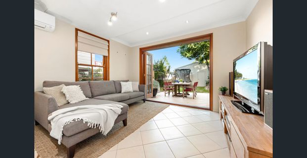 A Charming Family Home in a Leafy Holland Park West Pocket - Photo 1