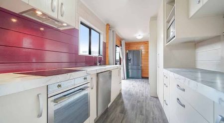 Cozy and private, 3-bedroom home with plenty of outdoor space - Photo 2