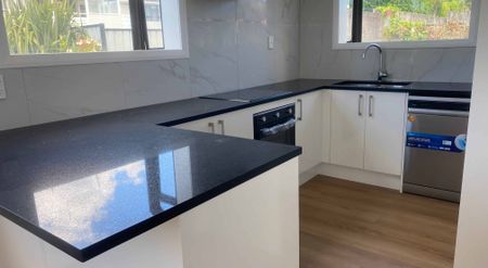 Hillsborough - 4 bedrooms plus huge rumpus - Photo 2