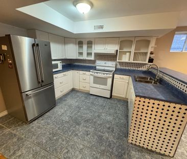 For Lease - 396 Hewitt Circle, Newmarket, Ontario - Photo 6