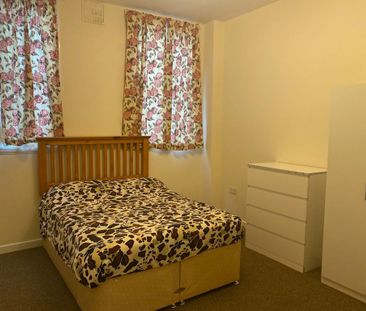 3 bedroom flat to rent - Photo 4