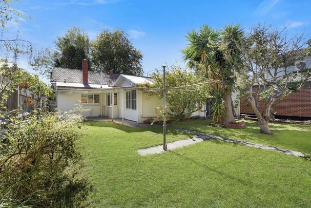 Spacious family home in the heart of Oakleigh! - Photo 1