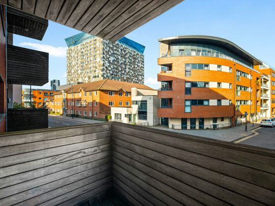 Flat to rent on - Photo 1