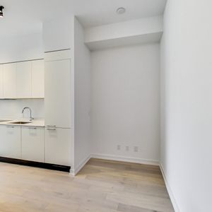 Bright & Spacious 1 Bedroom Condo on Queen St W - Photo 2