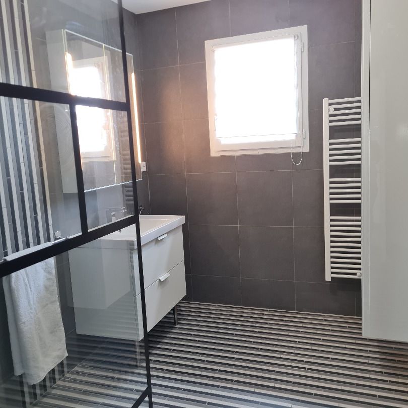 MAISON T6 à CHAMPFORGEUIL - Photo 1