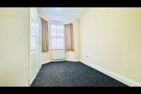 2 Bed Terraced House, Dersingham Avenue, E12 - Photo 3
