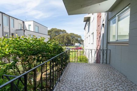 Charming Apartment - Photo 3