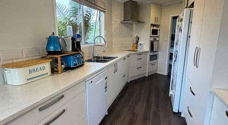 A home on 1/4 acre in the centre of Riverhead - Photo 4