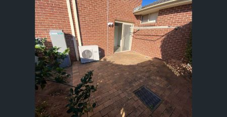 Townhouse located in quiet family friendly location - Photo 4