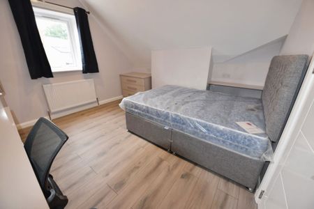 2 bedroom Flat in Cardigan Road, Leeds - Photo 4