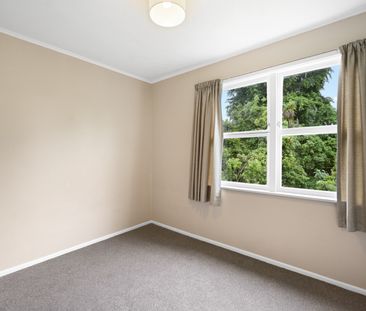 Step into this freshly renovated 3-bedroom, 1-bathroom home on Cros... - Photo 2