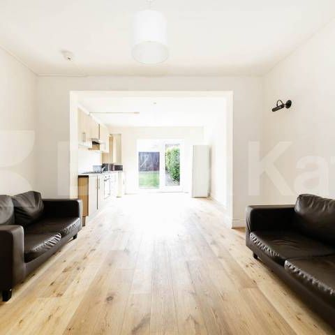 A well-presented and spacious two-bedroom property situated on the popular Geary Road, offering generous living accommodation throughout and available immediately - Photo 1