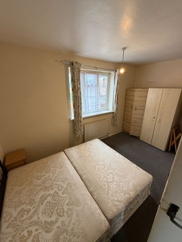 3 Bed Flat, Glenmore Parade, HA0 - Photo 5
