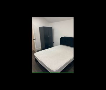 Room in a Shared House, Whitehorse Road, CR0 - Photo 1