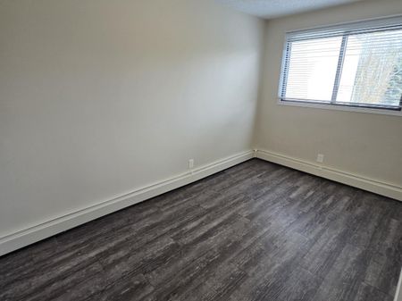 Modern 2-Bedroom End Unit in Downtown Red Deer - Photo 4