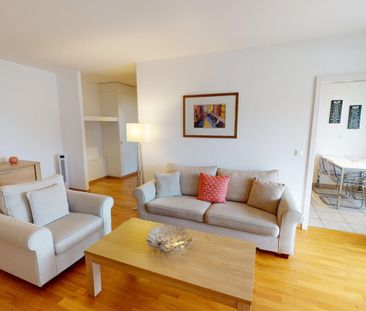 Spacious 2-Bed,2 Bath Apartment with Parking, Balcony and Lake View! - Photo 2